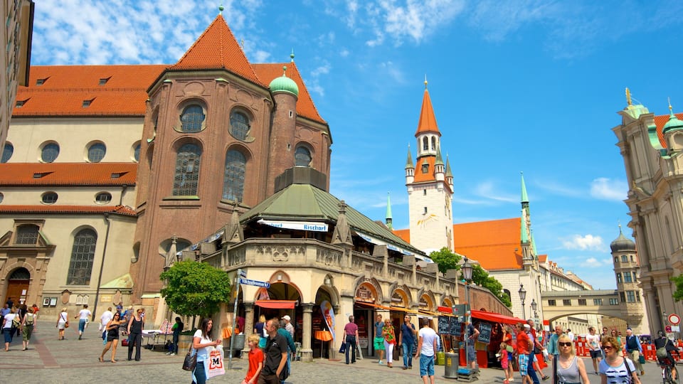 Viktualienmarkt som inkluderer torg eller plass, gatescener og kirke eller katedral