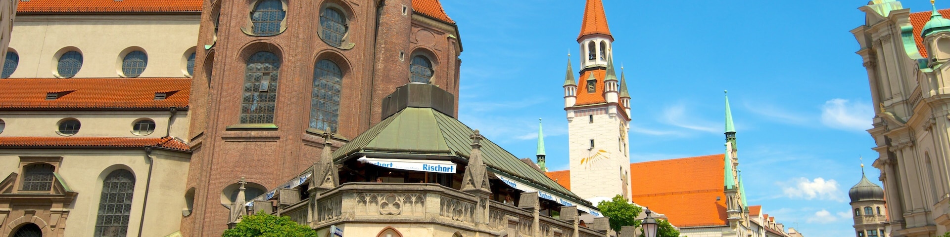 Viktualienmarkt que inclui uma igreja ou catedral, uma cidade e cenas de rua