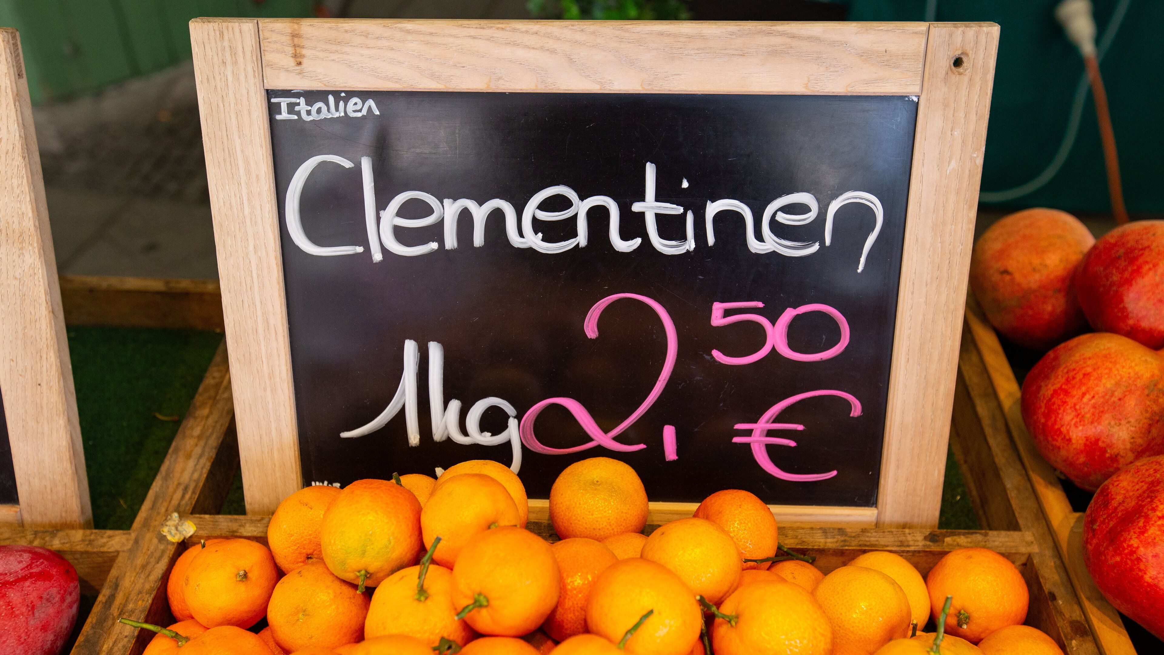 Viktualienmarkt which includes markets and signage