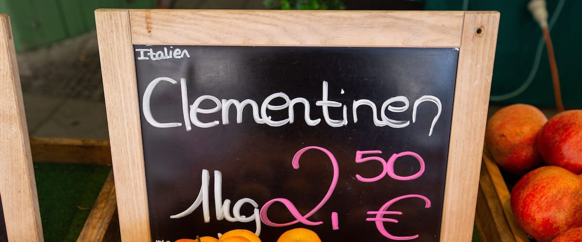 Viktualienmarkt which includes markets and signage