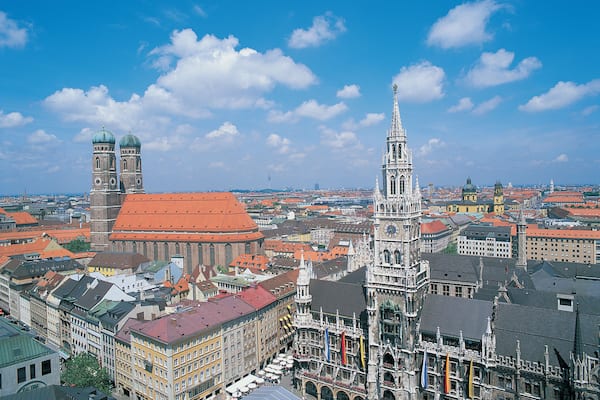 Eine historische Stadtansicht mit markanten Türmen und einem Dom.