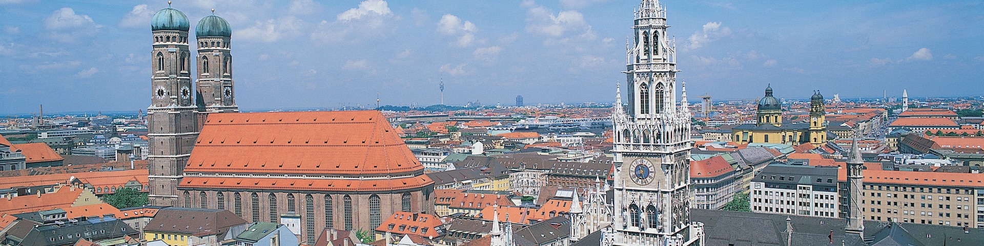 Paisagem urbana histórica com torres imponentes e uma catedral.