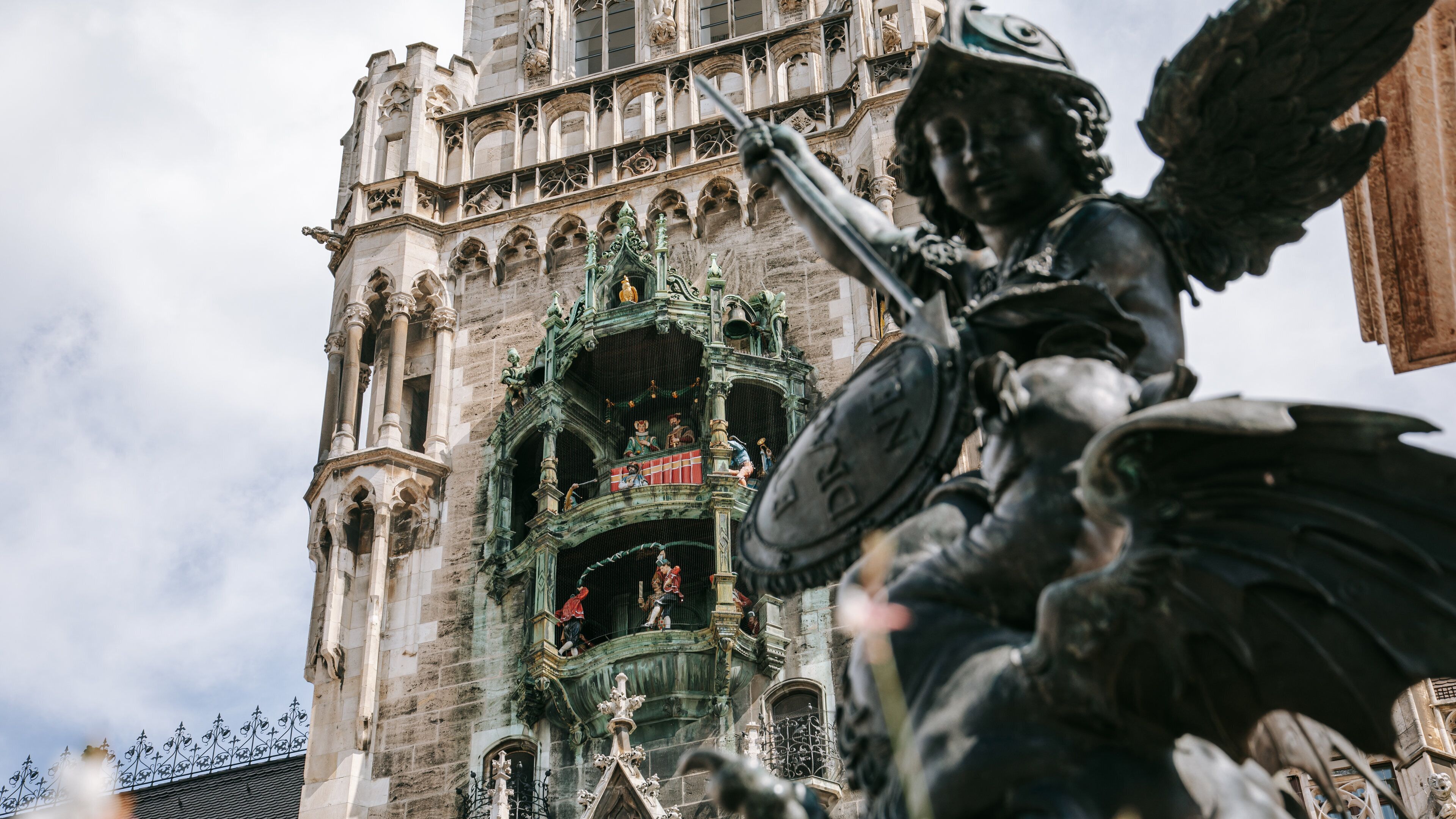 Rathaus-Glockenspiel showing a statue or sculpture, heritage elements and heritage architecture