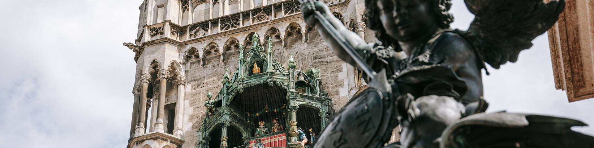 Rathaus-Glockenspiel showing a statue or sculpture, heritage elements and heritage architecture