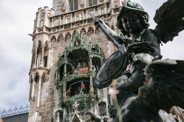 Rathaus-Glockenspiel showing a statue or sculpture, heritage elements and heritage architecture
