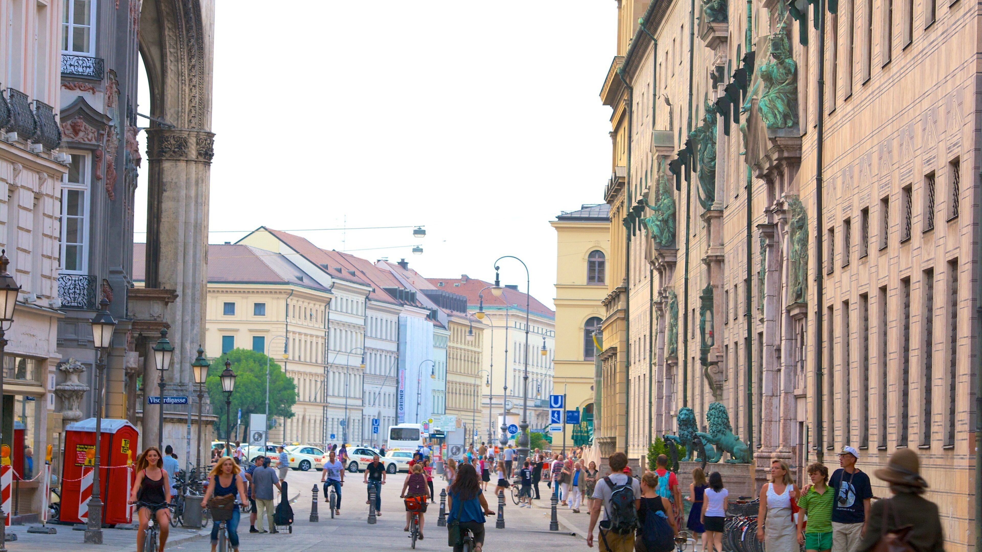 Odeonsplatz toont een stad, historische architectuur en straten