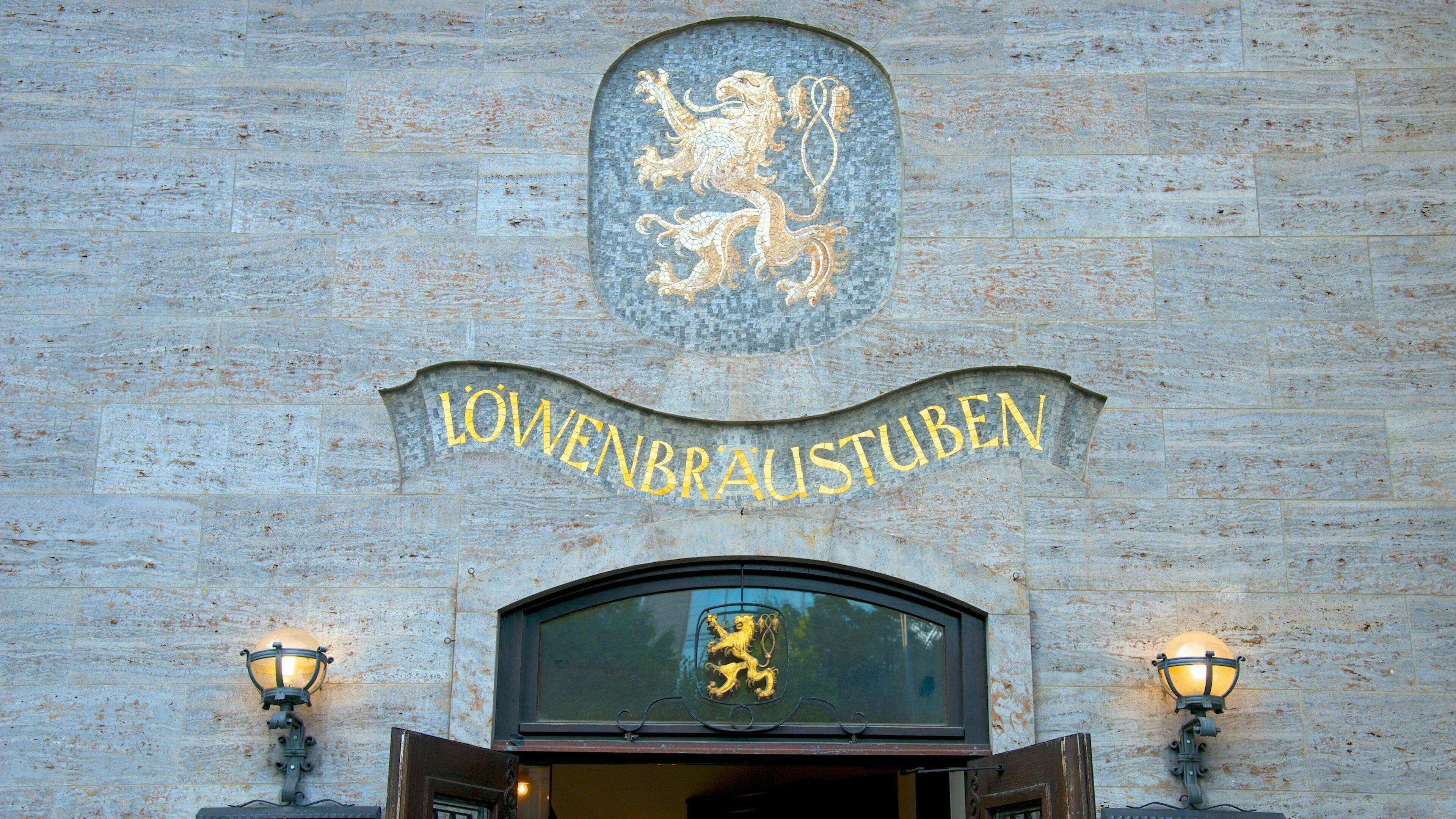 Lowenbrau ofreciendo arquitectura patrimonial, una ciudad y señalización