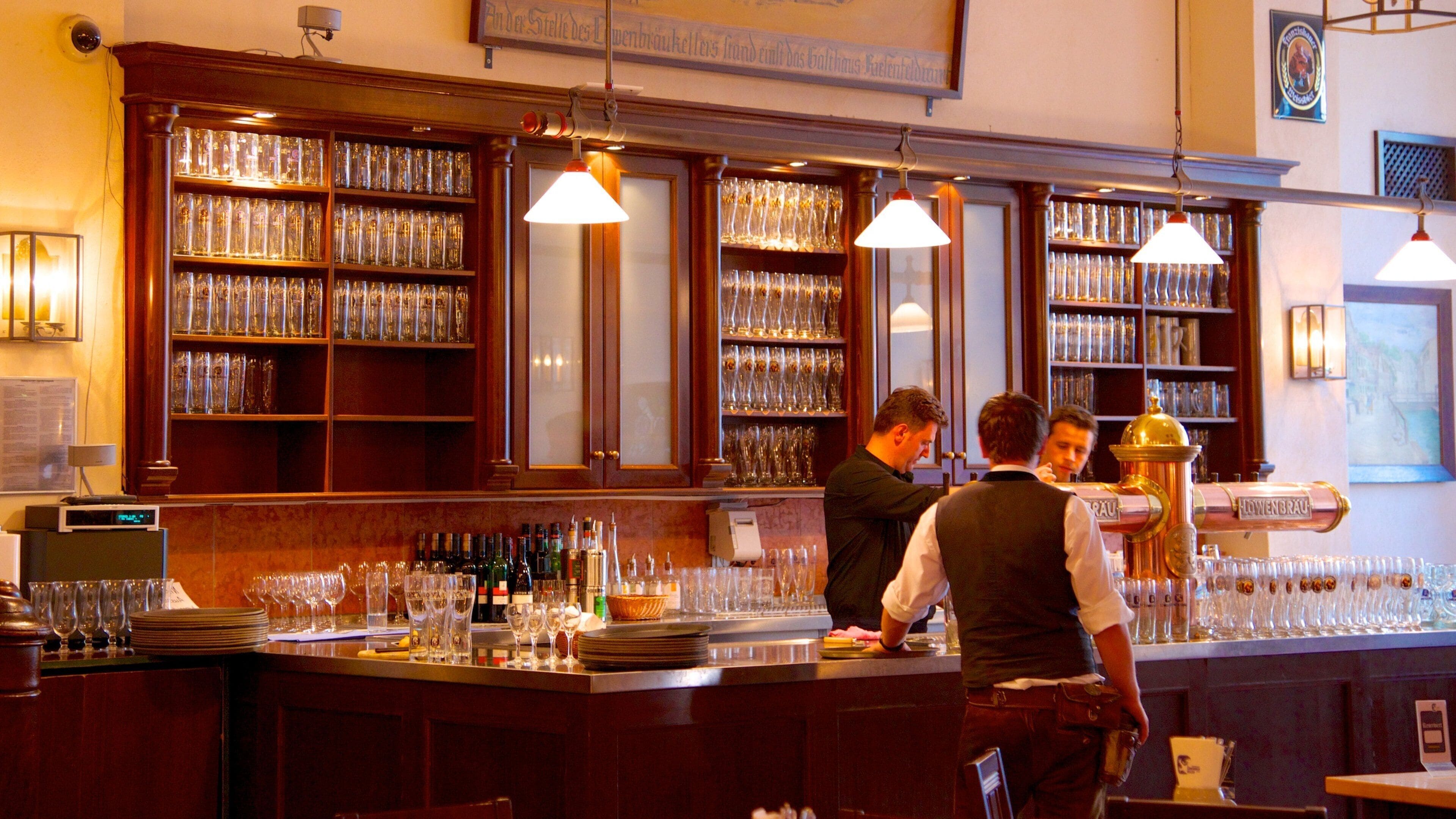 Brasserie Lowenbrau qui includes boissons, scènes intérieures et un bar