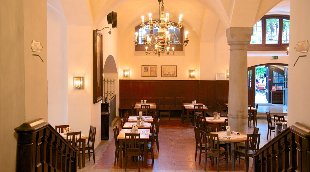 Löwenbräu mostrando mangiare fuori e vista interna