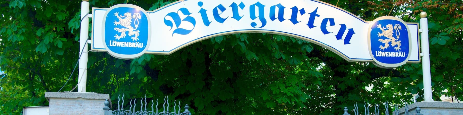 Brasserie Lowenbrau qui includes signalisation et sortie au restaurant aussi bien que important groupe de personnes