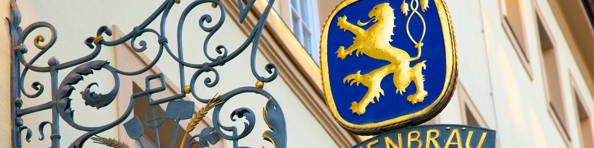 Brasserie Lowenbrau mettant en vedette signalisation et ville