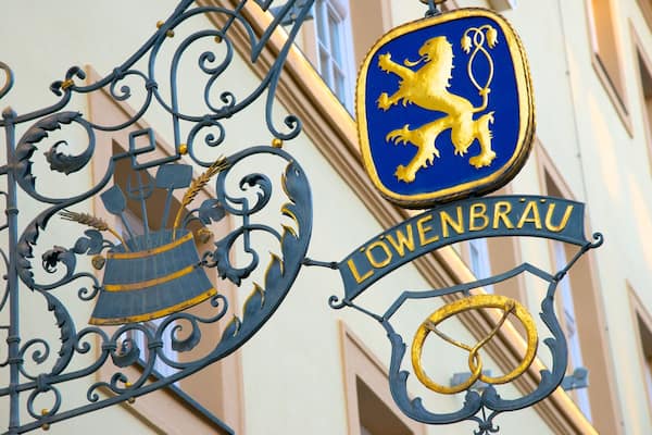 Brasserie Lowenbrau mettant en vedette signalisation et ville