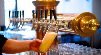 Lowenbrau ofreciendo bebidas o tragos y un bar