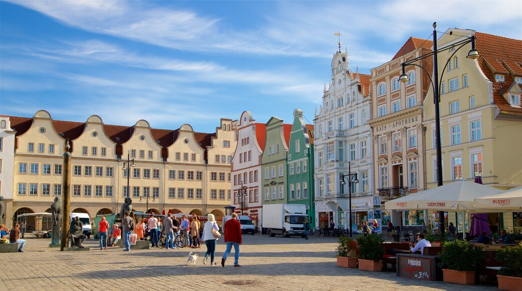 Nuevo Mercado mostrando escenas cotidianas, una ciudad y animales domésticos