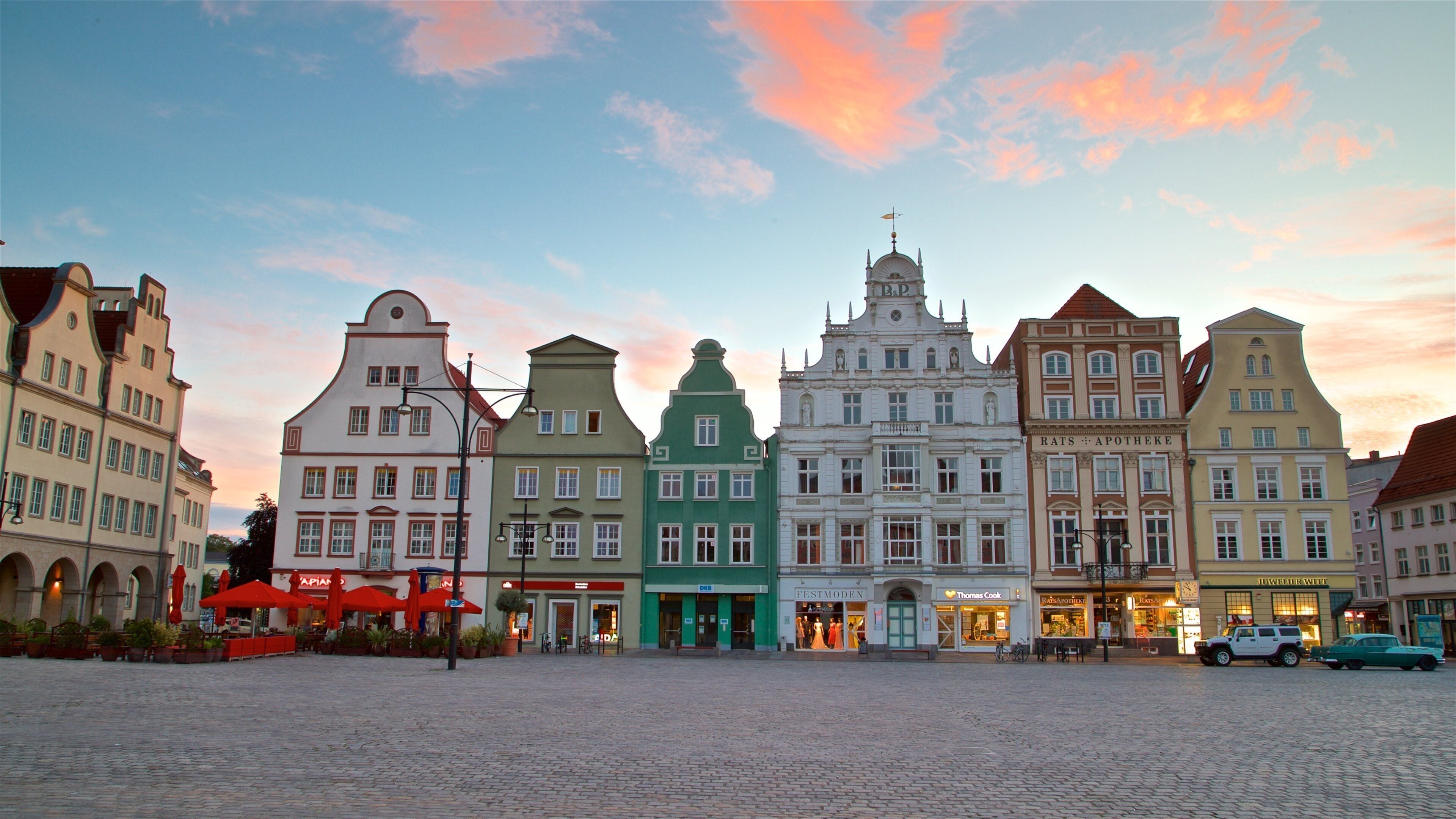 Nuevo Mercado ofreciendo un atardecer, una ciudad y una plaza