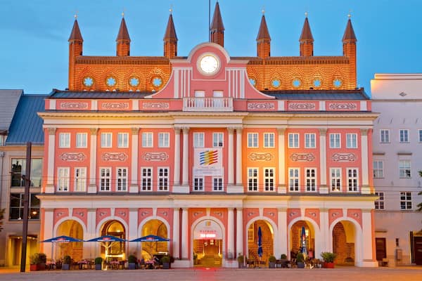 Rathaus welches beinhaltet bei Nacht und historische Architektur