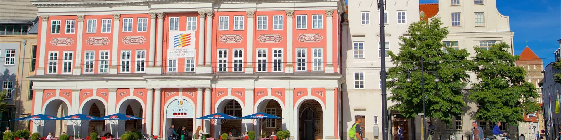 Ayuntamiento que incluye un parque o plaza y patrimonio de arquitectura