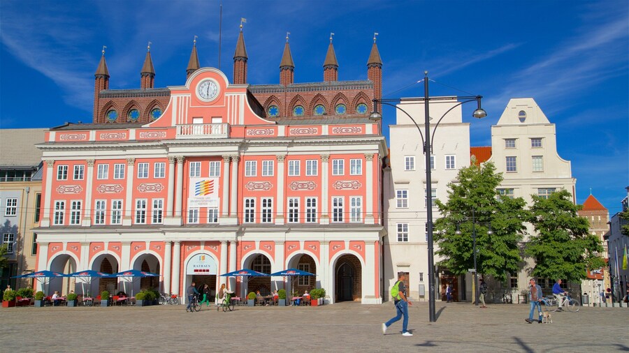 Ayuntamiento que incluye un parque o plaza y patrimonio de arquitectura