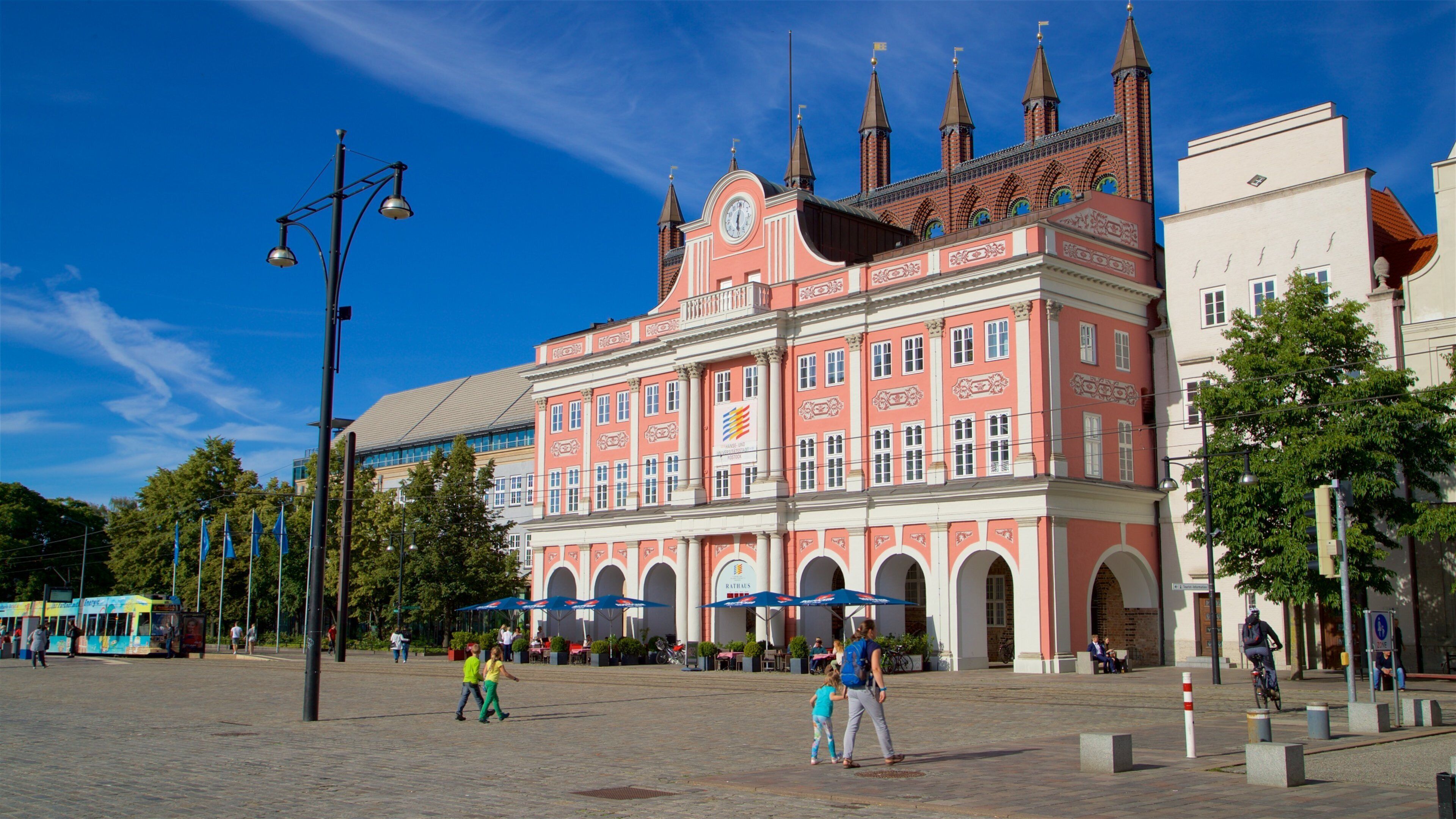 Hôtel de ville montrant square ou place, scènes de rue et patrimoine architectural