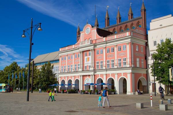 HĂŽtel de ville montrant square ou place, scĂšnes de rue et patrimoine architectural