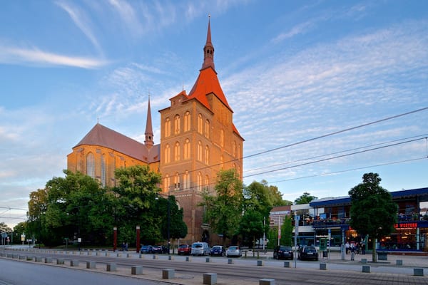 Marienkirche welches beinhaltet historische Architektur und Sonnenuntergang