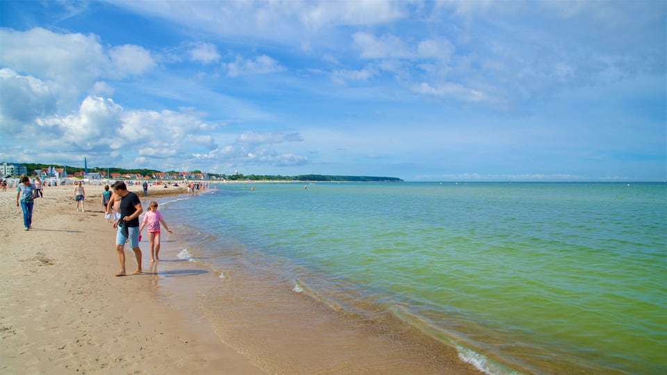 Strand von Warnemünde welches beinhaltet allgemeine Küstenansicht und Strand sowie kleine Menschengruppe
