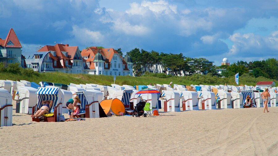 Plage de Warnemunde qui includes plage de sable et vues littorales