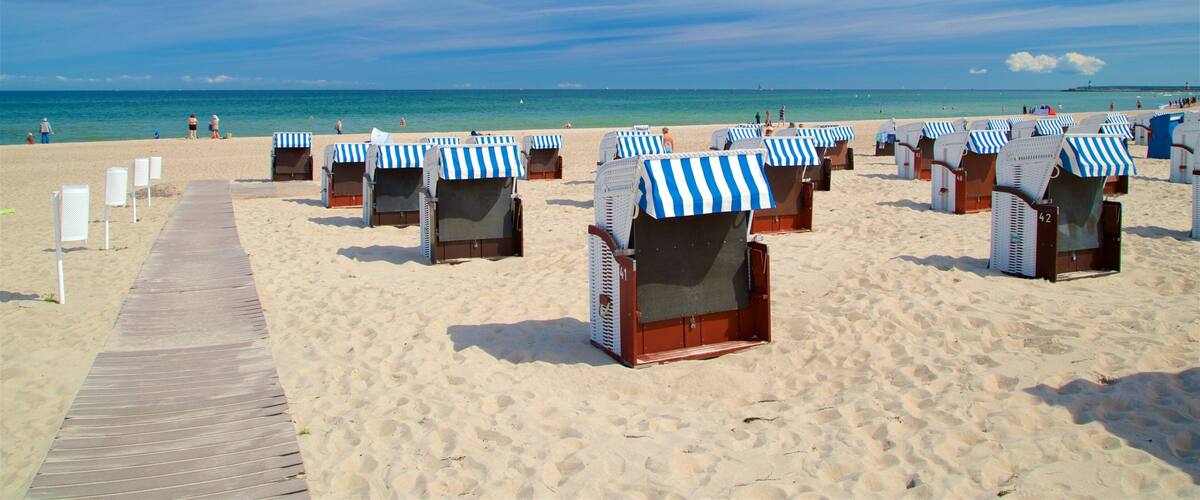 Warnemunde-stranden fasiliteter samt sandstrand og kyst