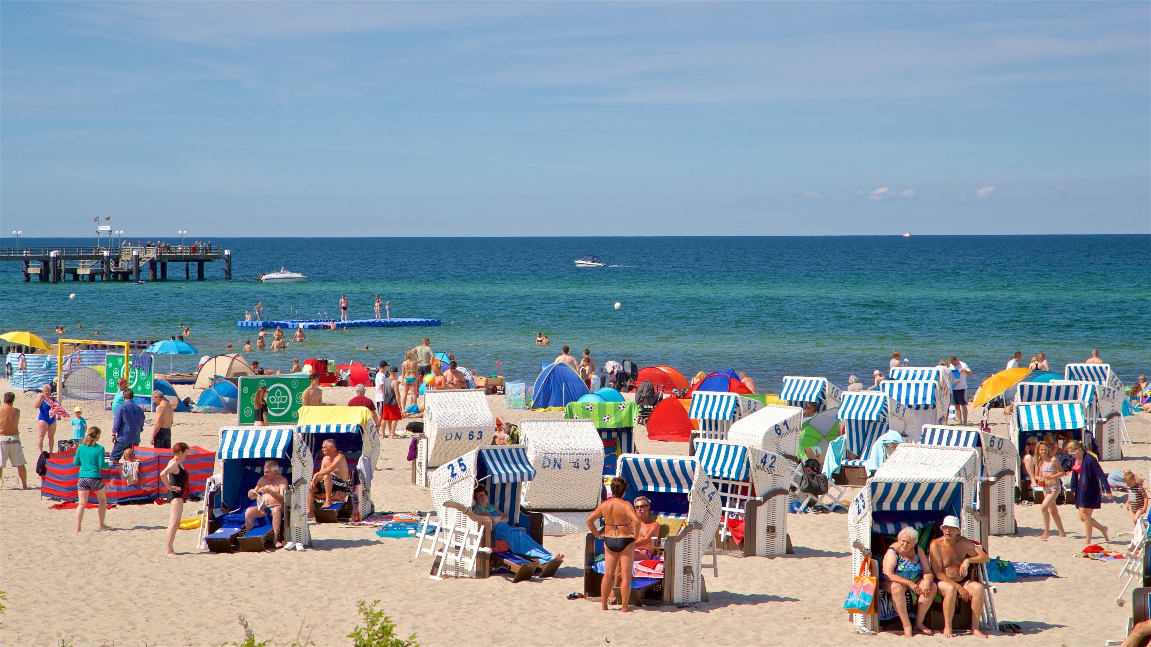 Praia de Kühlungsborn caracterizando paisagens litorâneas e uma praia de areia assim como um grande grupo de pessoas