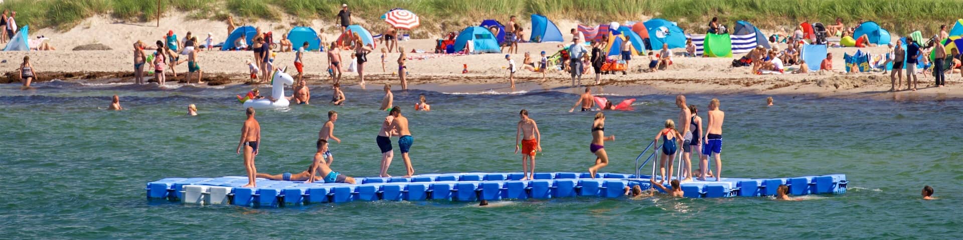 Strand von Kühlungsborn mit einem Sandstrand, allgemeine Küstenansicht und Schwimmen