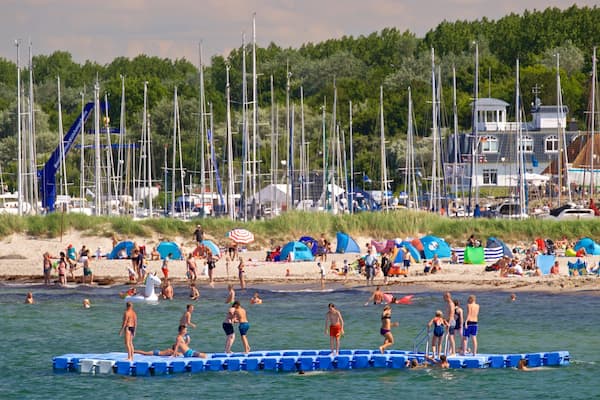 Strand von Kühlungsborn mit einem Sandstrand, allgemeine Küstenansicht und Schwimmen