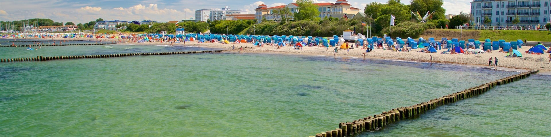 Ostseebad KĂŒhlungsborn som visar kustutsikter, en kuststad och en sandstrand