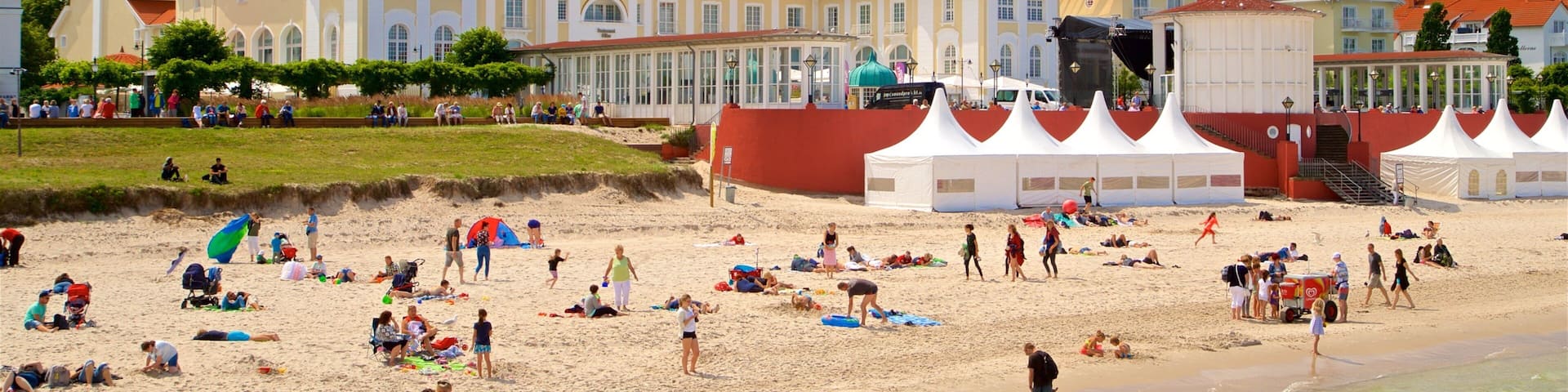 Strand von Binz mit einem Hotel, Sandstrand und allgemeine Küstenansicht