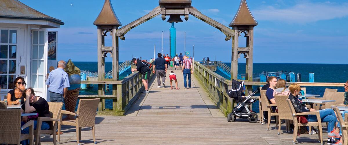 Jetée de Sellin aussi bien que petit groupe de personnes