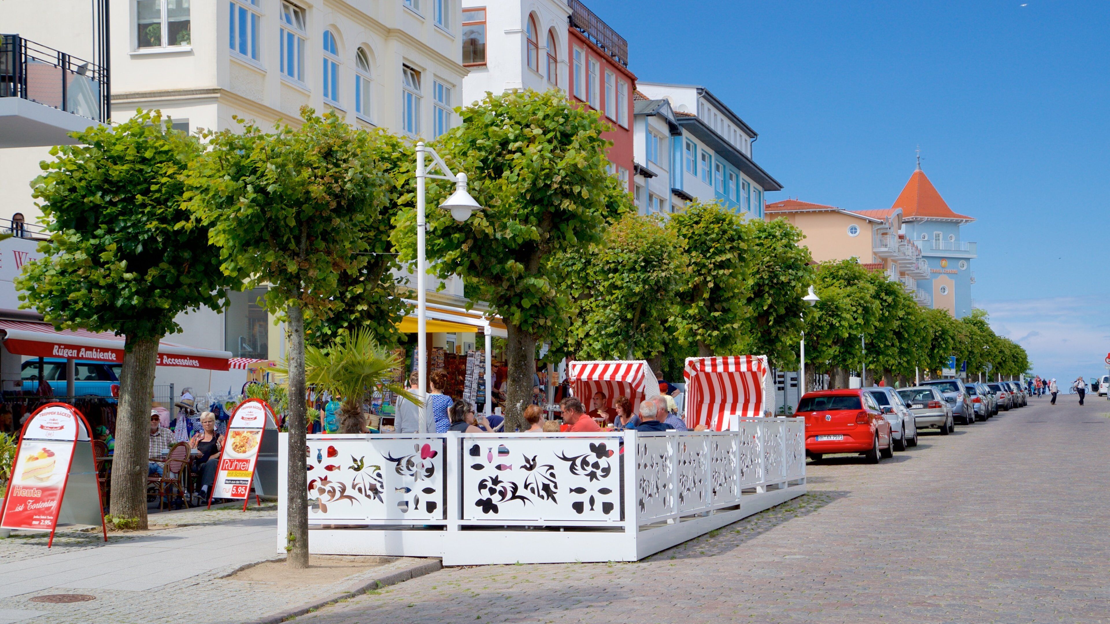 Sellin Pier which includes outdoor eating as well as a small group of people