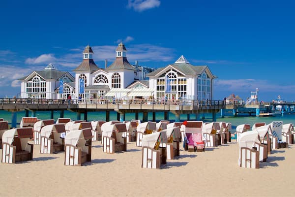 Embarcadero de Sellin ofreciendo una playa de arena y vistas de una costa