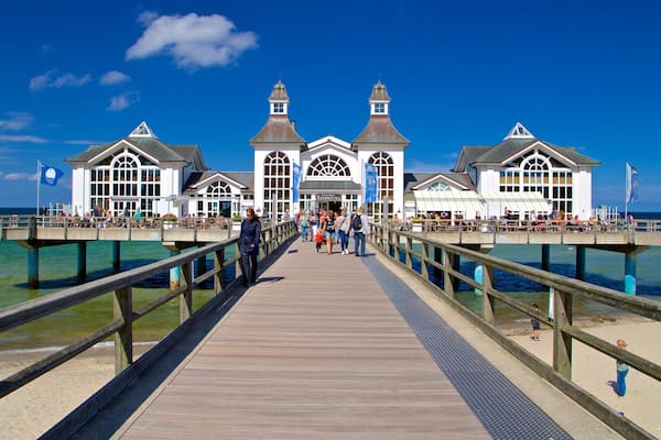 Seebrücke Sellin welches beinhaltet Strand und allgemeine Küstenansicht sowie kleine Menschengruppe