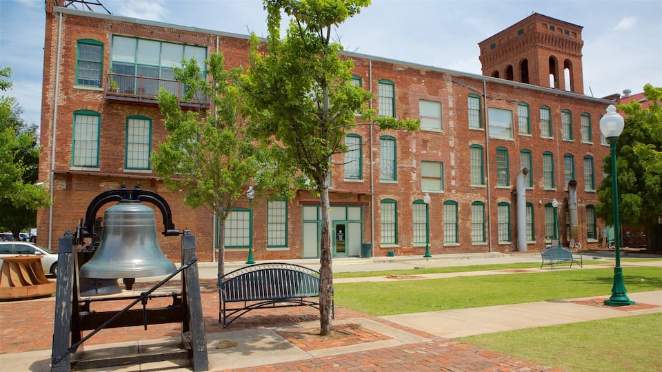 The Augusta Canal Interpretive Center at Enterprise Mill das einen Garten und Geschichtliches
