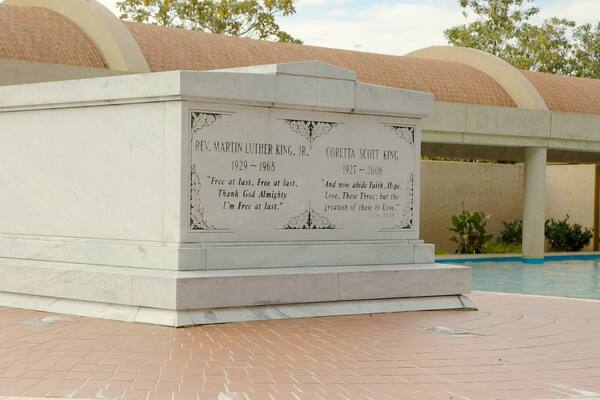 Un monument commémoratif portant des inscriptions à la mémoire du révérend Martin Luther King Jr. et de Coretta Scott King.