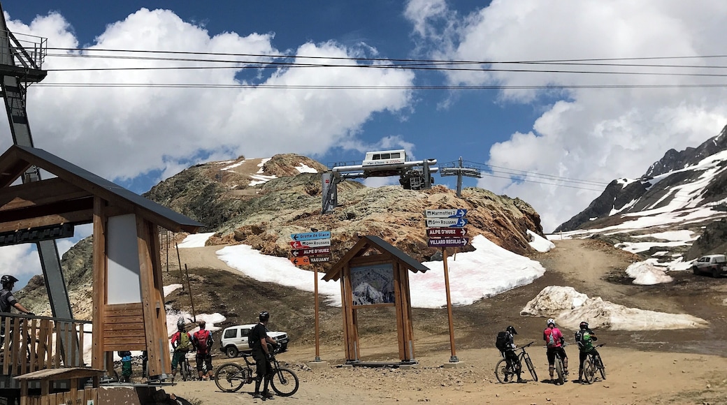 Stopped off at the 2nd cablecar station on the DMC lift.
Still got lots of snow on the mountain.