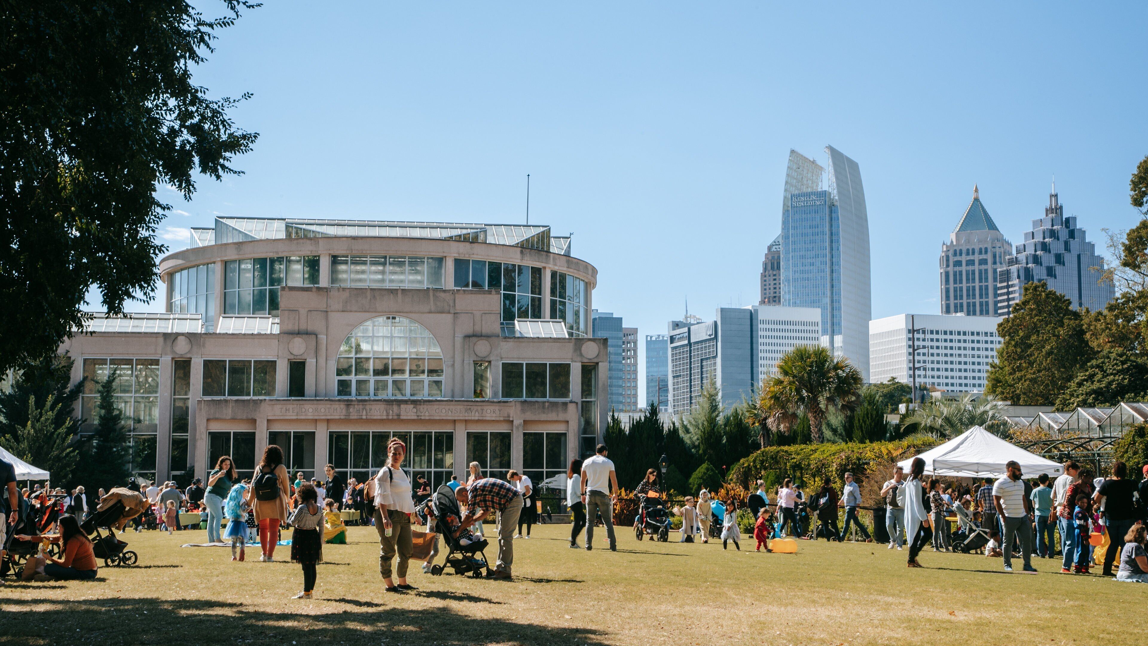 Atlanta Botanical Garden showing a garden as well as a large group of people