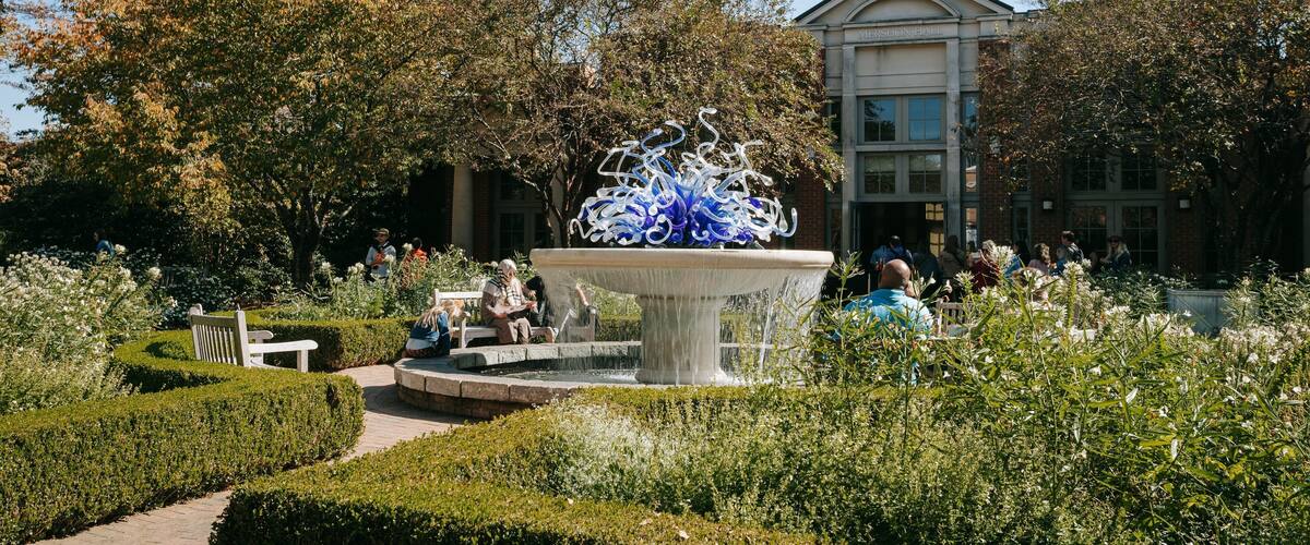 Atlanta Botanical Garden showing a fountain, outdoor art and a park