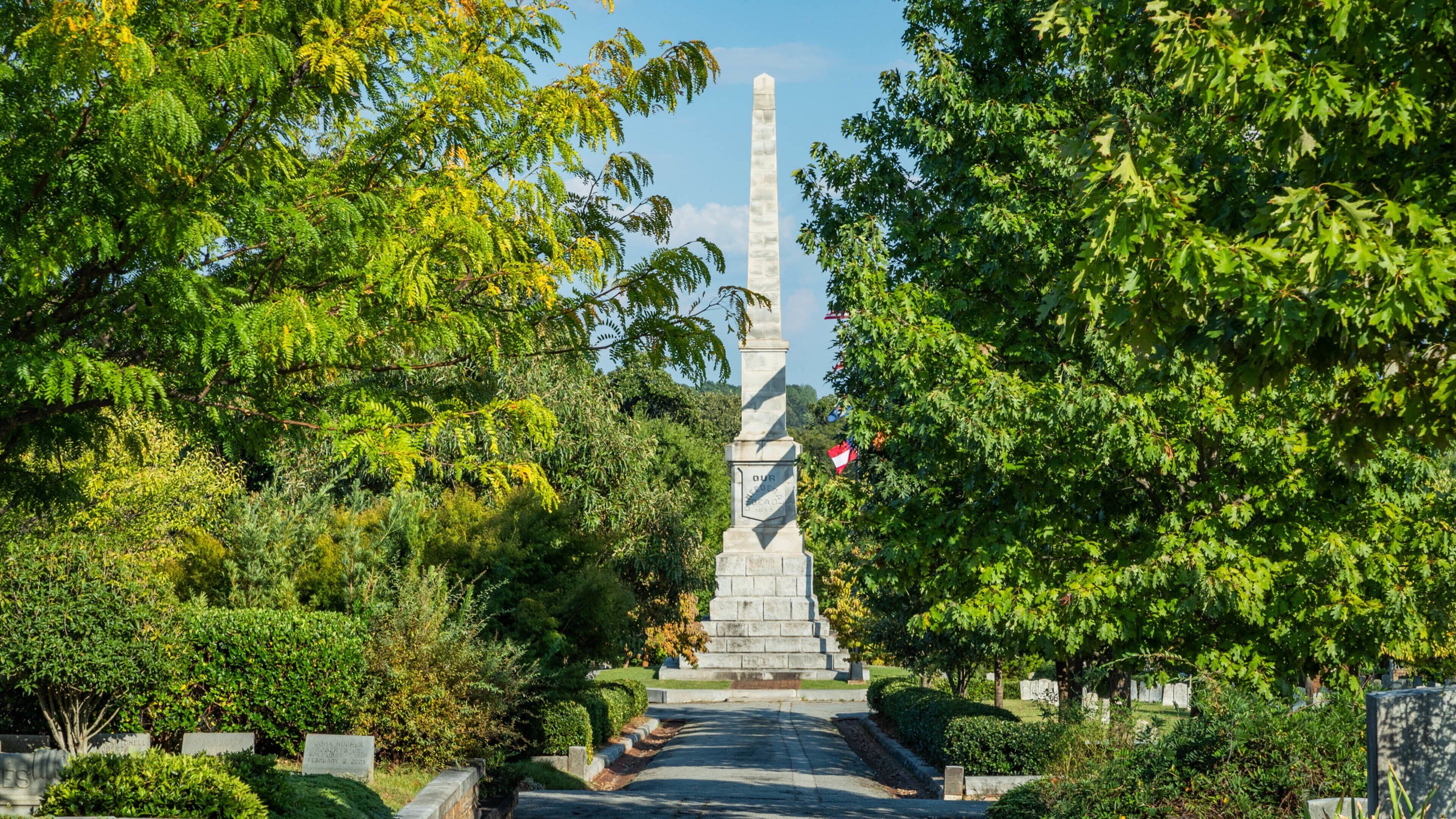 Oakland Cemetery featuring a cemetery