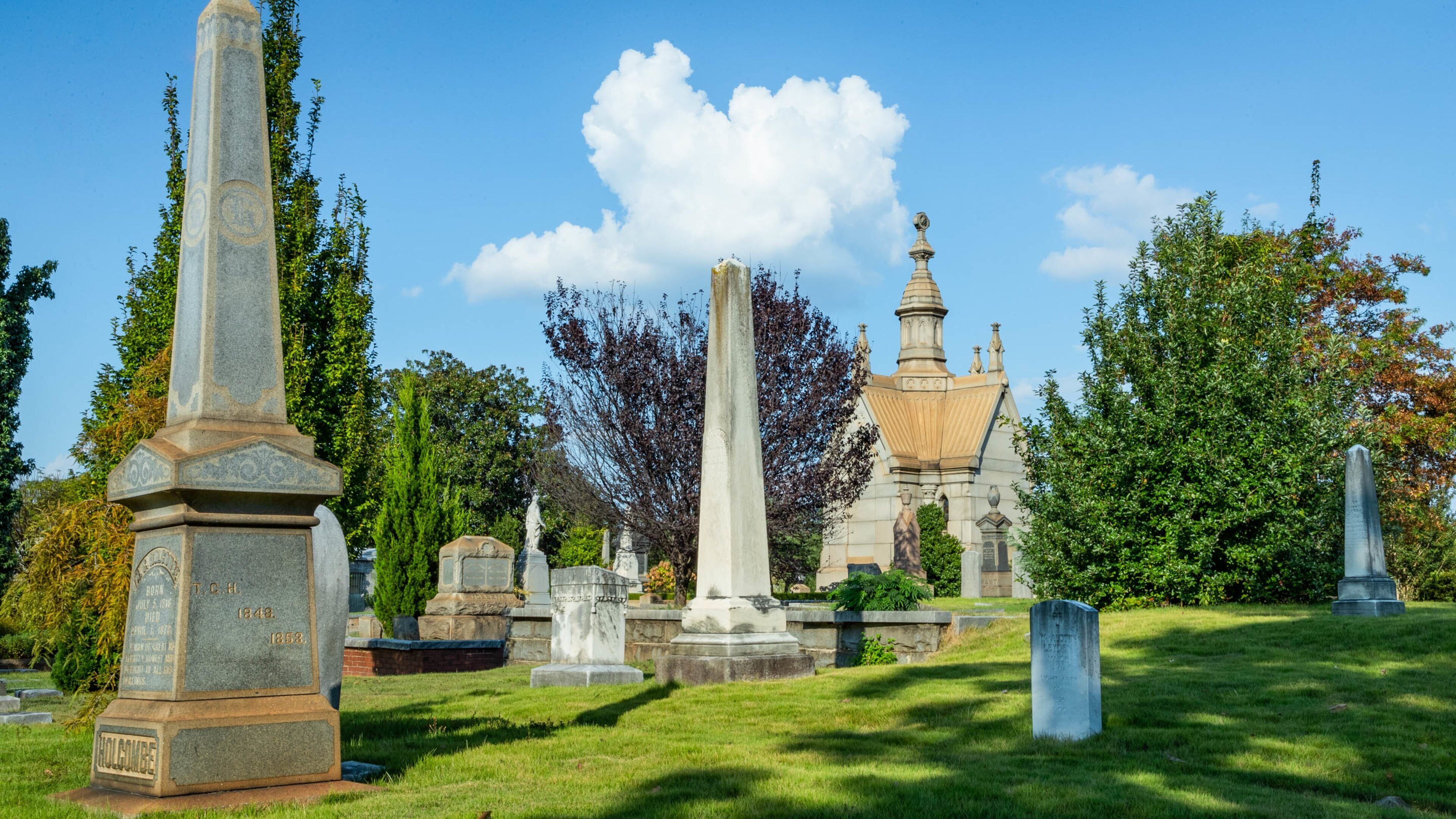 Oakland Cemetery featuring a cemetery