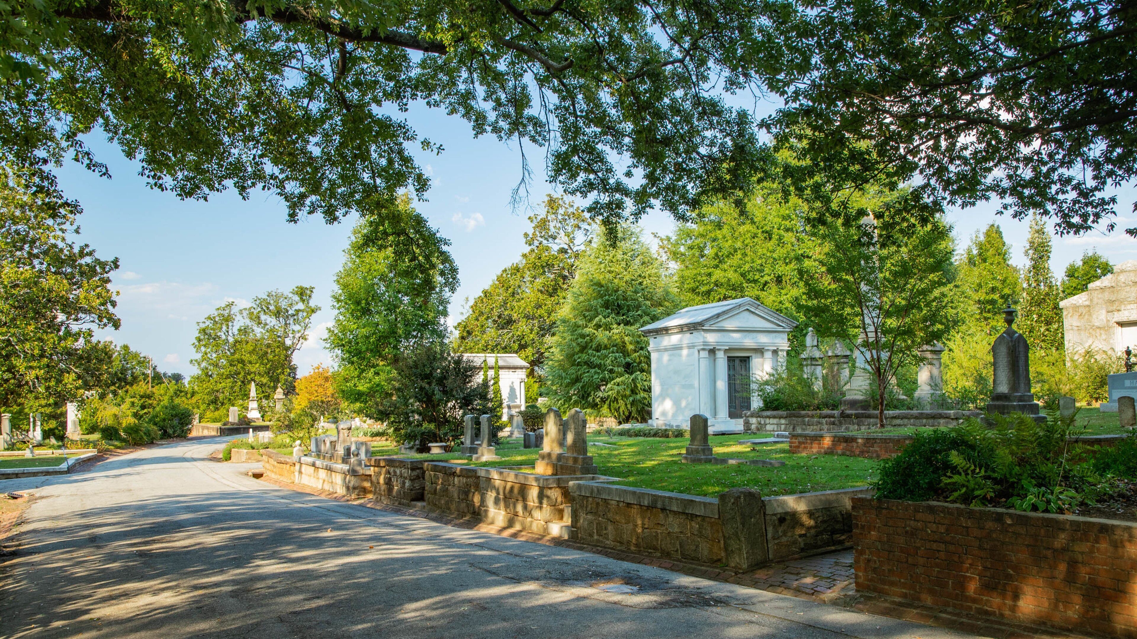 Oakland Cemetery featuring a cemetery