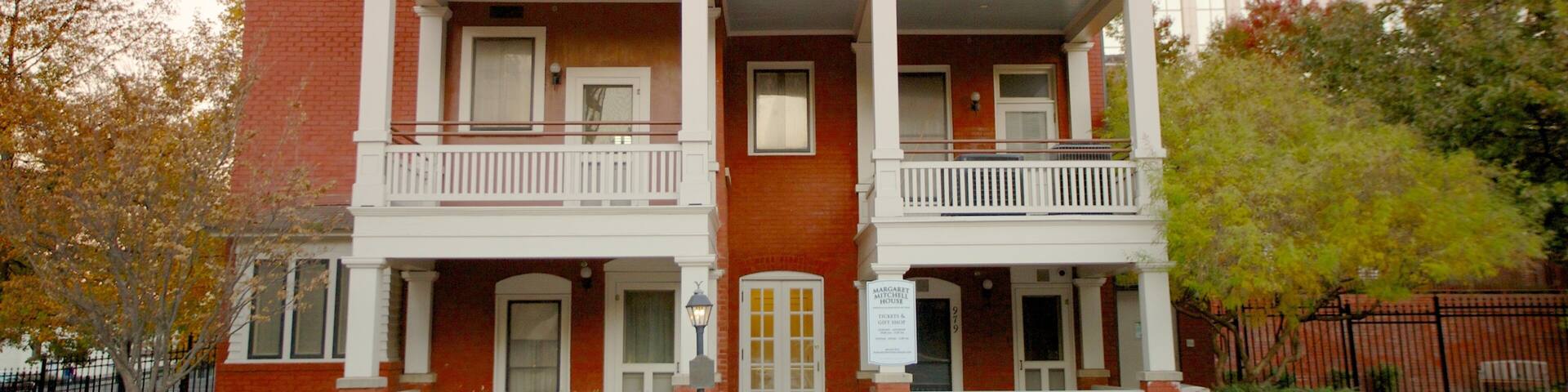 Casa y Museo Margaret Mitchell mostrando una casa, hojas de otoño y una ciudad