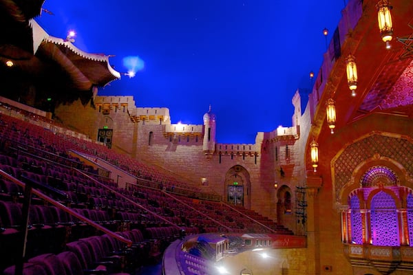 Fox Theater ofreciendo escenas nocturnas y escenas de teatro