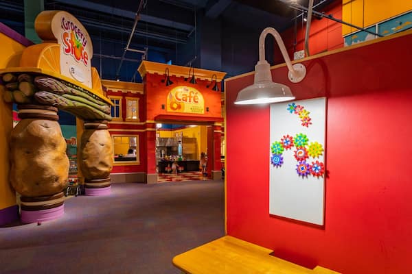 Children\'s Museum of Atlanta featuring interior views