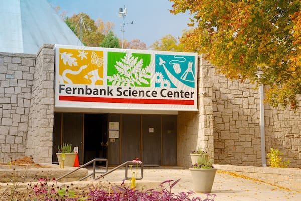Centro de Ciencias Fernbank que incluye colores de otoño y señalización