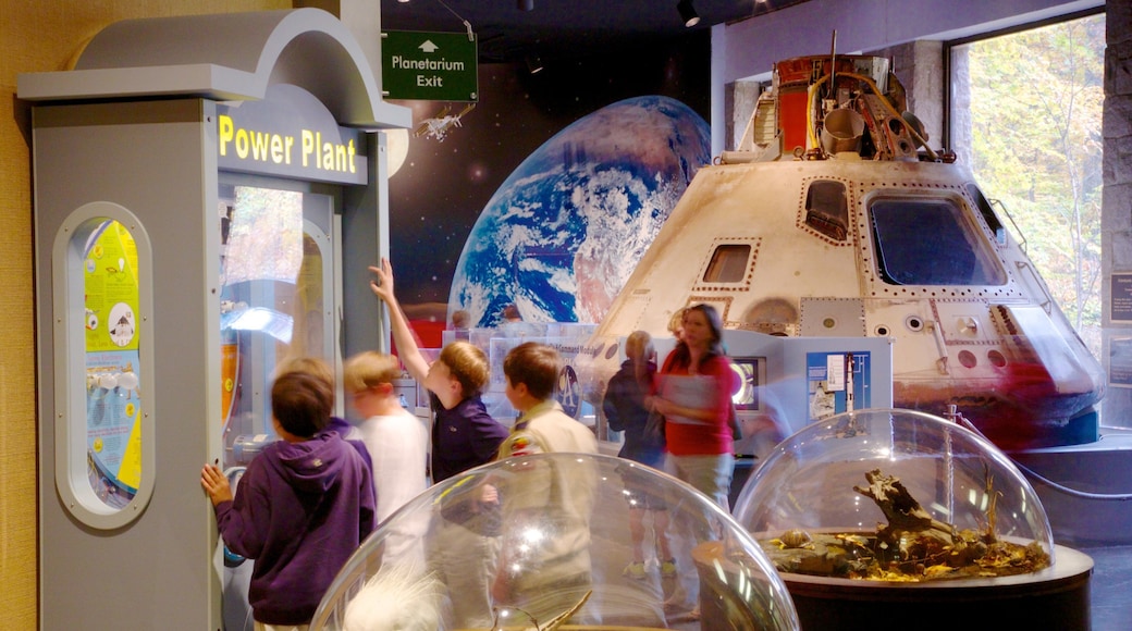 Fernbank Science Center que inclui vistas internas e sinalização assim como um pequeno grupo de pessoas